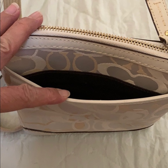 Coach Crossbody Classic Signature bag - Picture 3 of 15